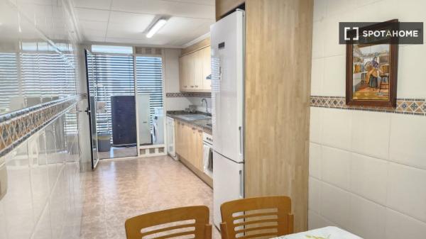 Piso de 4 habitaciones en alquiler en Campanar, Valencia