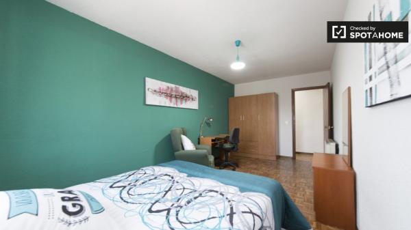 Bright room for rent, 5-bedroom apartment, Alcalá de Henares