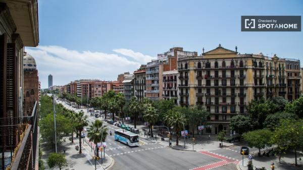 Cómoda habitación en piso compartido en el Eixample, Barcelona