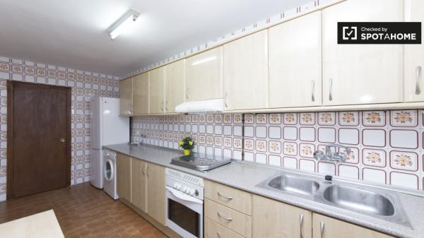 Quarto luminoso para alugar, apartamento de 5 quartos, Alcalá de Henares