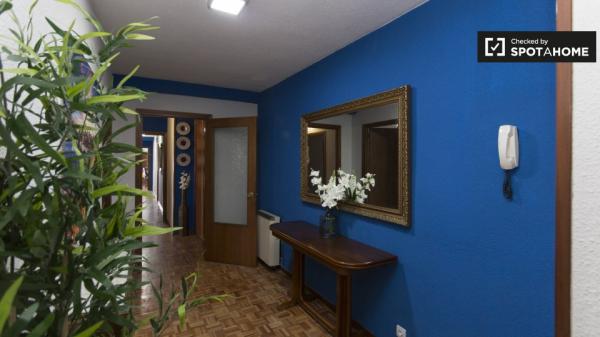 Bright room for rent, 5-bedroom apartment, Alcalá de Henares