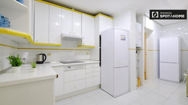 Acogedora habitación en apartamento de 7 dormitorios en Argüelles, Madrid