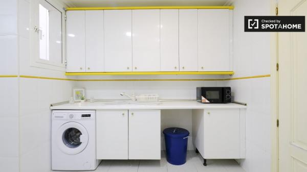 Acogedora habitación en apartamento de 7 dormitorios en Argüelles, Madrid