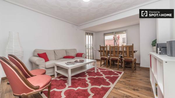 Nice room in 3-bedroom apartment, Quatre Carreres, Valencia