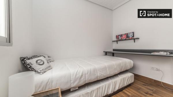 Nice room in 3-bedroom apartment, Quatre Carreres, Valencia