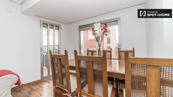 Nice room in 3-bedroom apartment, Quatre Carreres, Valencia