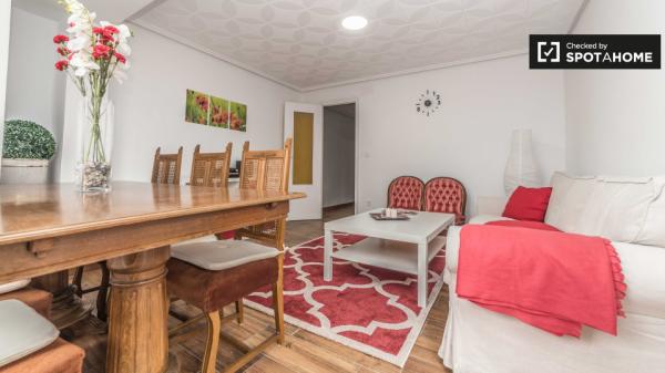 Nice room in 3-bedroom apartment, Quatre Carreres, Valencia