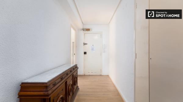 Acogedora habitación en alquiler en un apartamento de 3 dormitorios en Jesús, Valencia