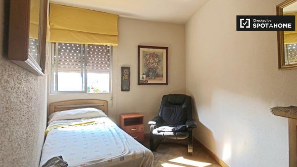 Habitación pequeña en apartamento de 2 dormitorios en Ciudad Lineal, Madrid