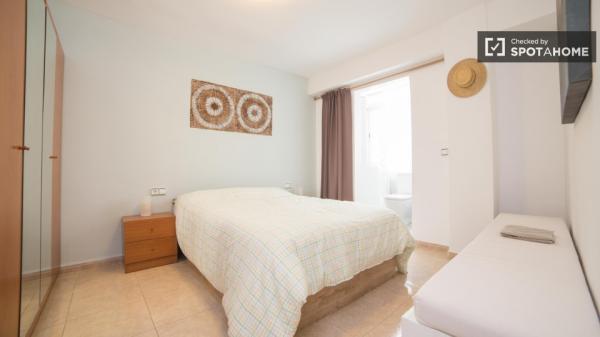 Decorated room in apartment in Poblats Maritims, Valencia