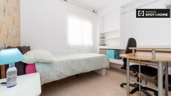 Decorated room in apartment in Poblats Maritims, Valencia