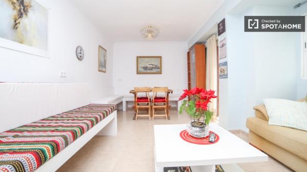 Decorated room in apartment in Poblats Maritims, Valencia