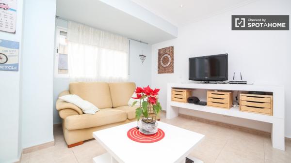 Habitación decorada en apartamento en Poblats Maritims, Valencia.