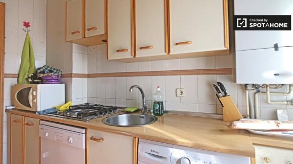 Small room in 2-bedroom apartment in Ciudad Lineal, Madrid