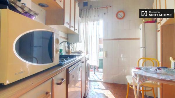 Small room in 2-bedroom apartment in Ciudad Lineal, Madrid