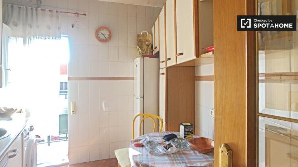 Habitación pequeña en apartamento de 2 dormitorios en Ciudad Lineal, Madrid