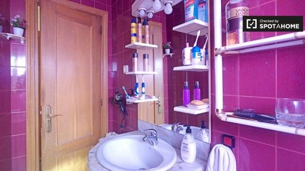 Small room in 2-bedroom apartment in Ciudad Lineal, Madrid