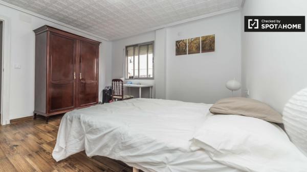 Camera in appartamento con 3 camere da letto a Quatre Carreres, Valencia