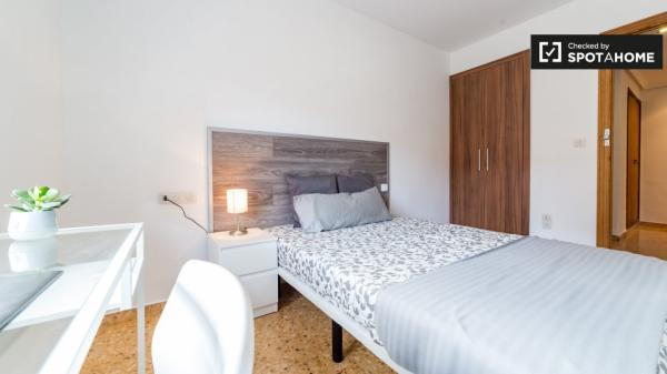 Habitación luminosa en apartamento de 5 dormitorios en La Saïdia, Valencia