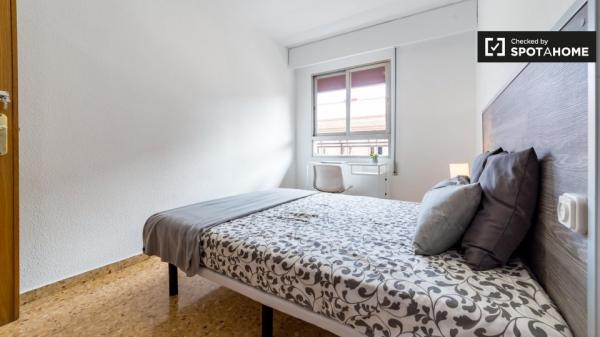 Habitación luminosa en apartamento de 5 dormitorios en La Saïdia, Valencia