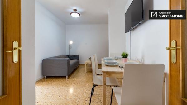 Habitación luminosa en apartamento de 5 dormitorios en La Saïdia, Valencia