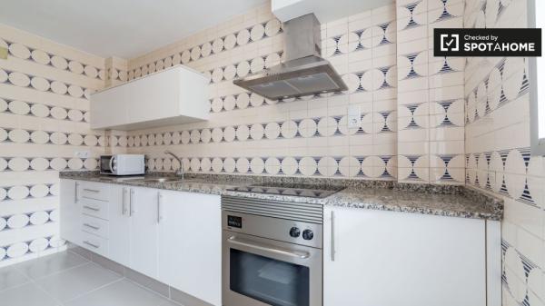 Habitación luminosa en apartamento de 5 dormitorios en La Saïdia, Valencia