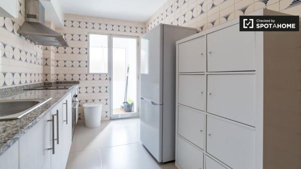 Habitación luminosa en apartamento de 5 dormitorios en La Saïdia, Valencia