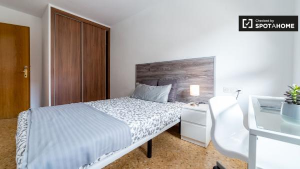 Helles Zimmer in einer 5-Zimmer-Wohnung in La Saïdia, Valencia