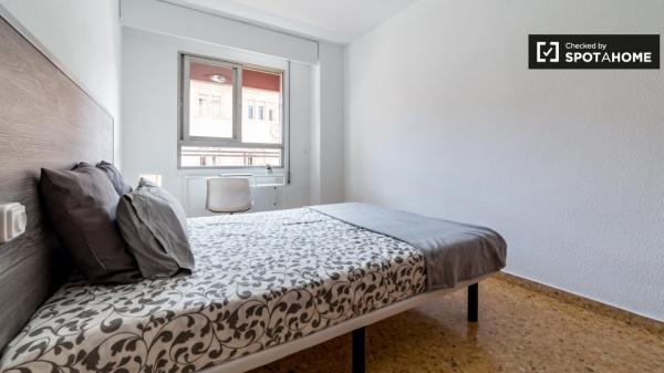 Camera luminosa in appartamento con 5 camere da letto a La Saïdia, Valencia