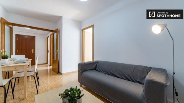 Camera luminosa in appartamento con 5 camere da letto a La Saïdia, Valencia