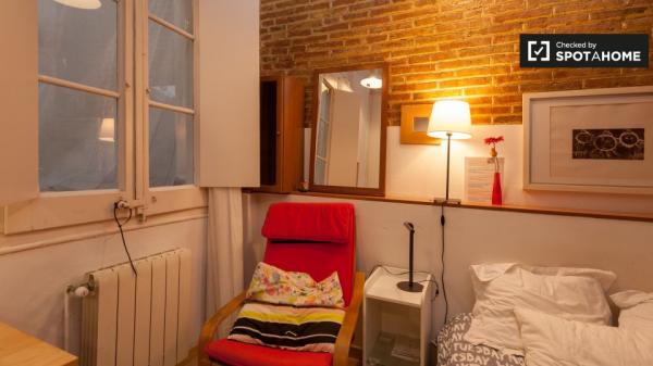 Bonita habitación en un apartamento de 5 dormitorios en Barri Gòtic, Barcelona.