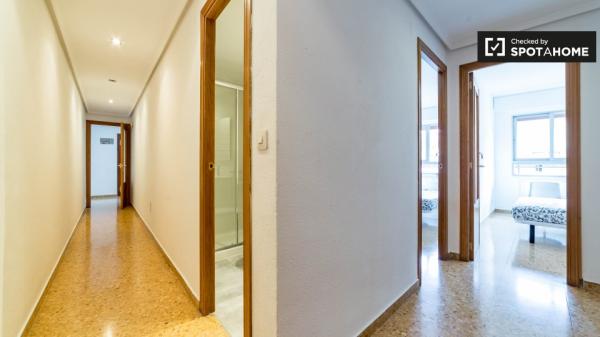 Helles Zimmer in einer 5-Zimmer-Wohnung in La Saïdia, Valencia