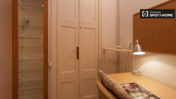 Bonita habitación en un apartamento de 5 dormitorios en Barri Gòtic, Barcelona.