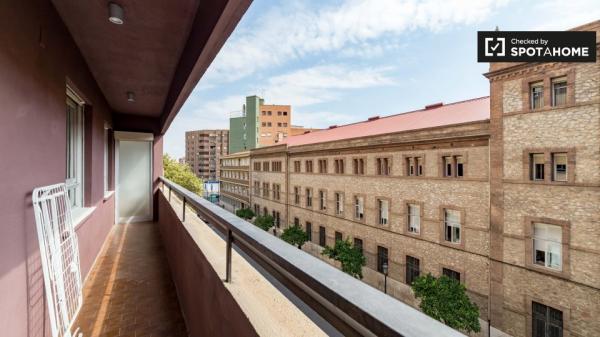 Helles Zimmer in einer 5-Zimmer-Wohnung in La Saïdia, Valencia