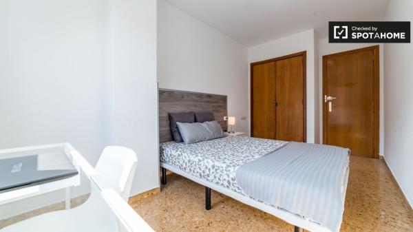 Camera luminosa in appartamento con 5 camere da letto a La Saïdia, Valencia