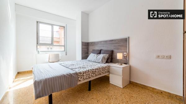 Camera luminosa in appartamento con 5 camere da letto a La Saïdia, Valencia