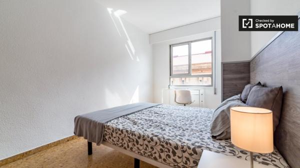 Helles Zimmer in einer 5-Zimmer-Wohnung in La Saïdia, Valencia