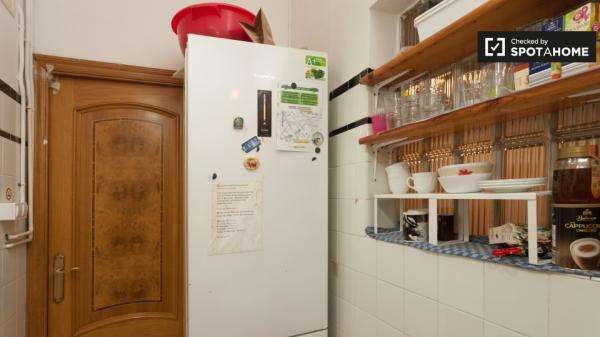 Bonita habitación en un apartamento de 5 dormitorios en Barri Gòtic, Barcelona.