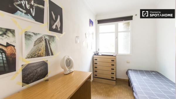 Acogedora habitación en apartamento de 2 dormitorios en Numancia, Madrid