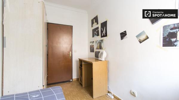 Acogedora habitación en apartamento de 2 dormitorios en Numancia, Madrid