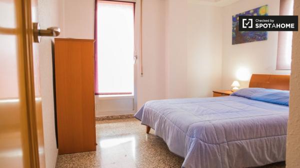 Cómoda habitación en apartamento de 3 dormitorios en Jesús, Valencia