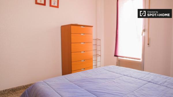 Cómoda habitación en apartamento de 3 dormitorios en Jesús, Valencia