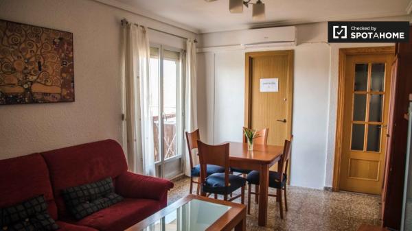 Cómoda habitación en apartamento de 3 dormitorios en Jesús, Valencia