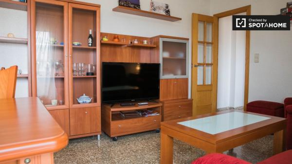 Cómoda habitación en apartamento de 3 dormitorios en Jesús, Valencia