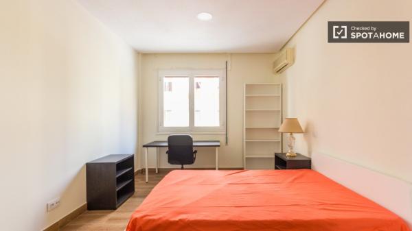 Habitación equipada en piso compartido en Moncloa, Madrid