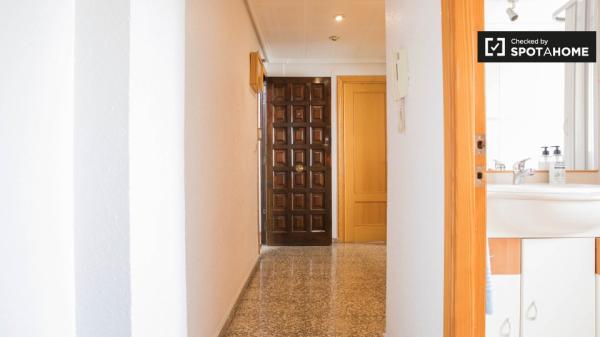 Cómoda habitación en apartamento de 3 dormitorios en Jesús, Valencia