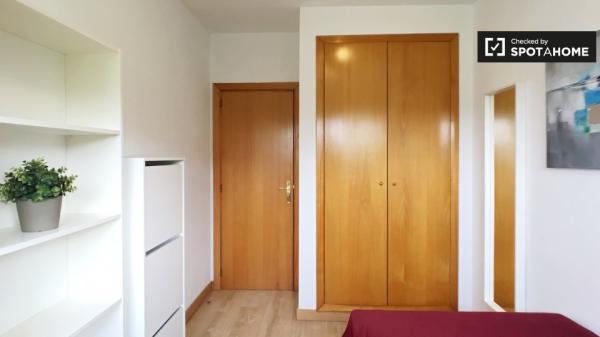 Stylish room in 5-bedroom apartment, Moratalaz, Madrid