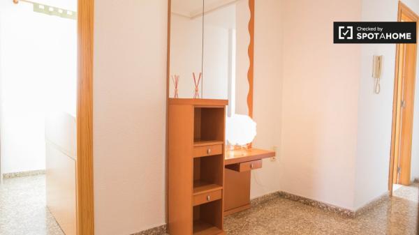 Cómoda habitación en apartamento de 3 dormitorios en Jesús, Valencia