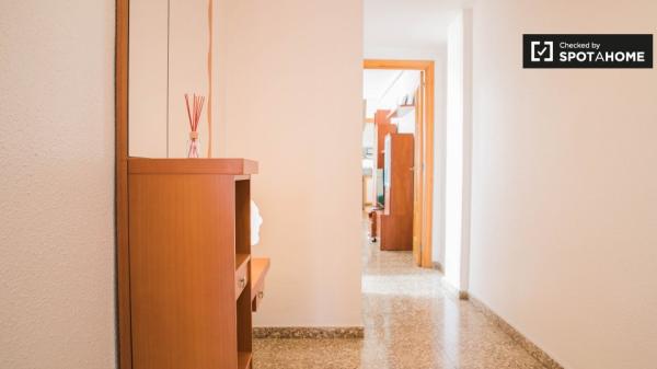 Cómoda habitación en apartamento de 3 dormitorios en Jesús, Valencia