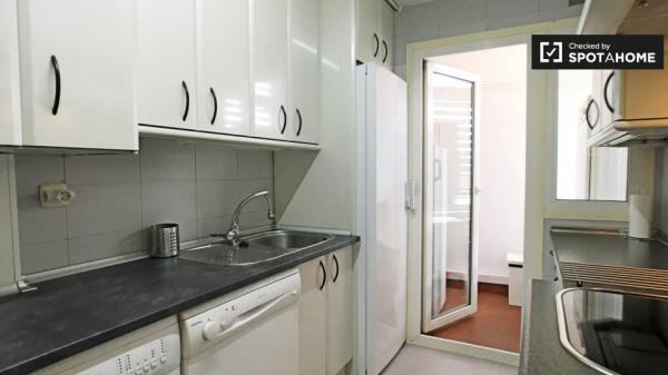 Stylish room in 5-bedroom apartment, Moratalaz, Madrid